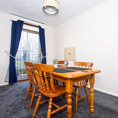Well Located 3 Bedroom With Free Wifi And Private Parking Holiday home