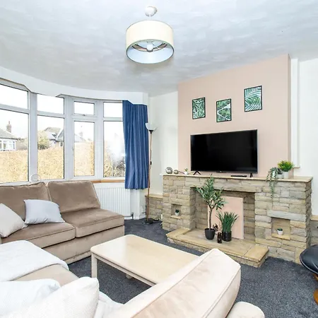 Holiday home Well Located 3 Bedroom With Free Wifi And Private Parking *