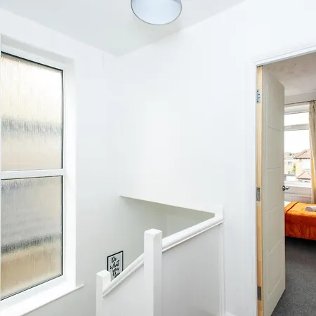 Well Located 3 Bedroom With Free Wifi And Private Parking *