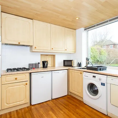 Well Located 3 Bedroom With Free Wifi And Private Parking Leeds (West Yorkshire)