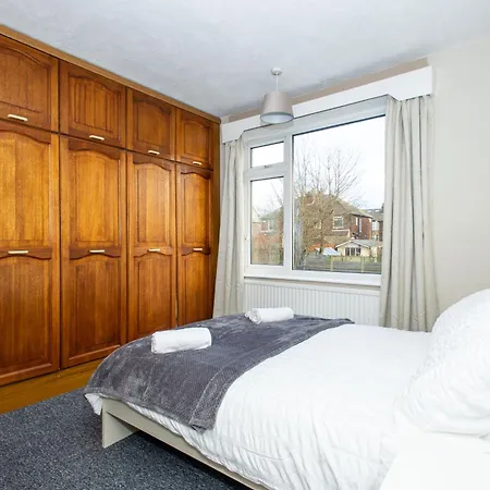 Well Located 3 Bedroom With Free Wifi And Private Parking * Leeds (West Yorkshire)