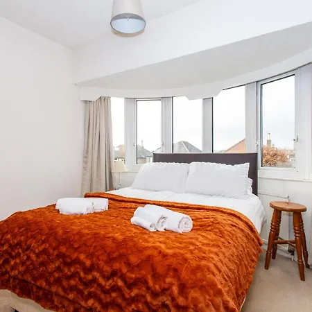 Well Located 3 Bedroom With Free Wifi And Private Parking Semesterbostad *