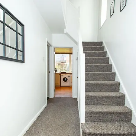 Holiday home Well Located 3 Bedroom With Free Wifi And Private Parking *