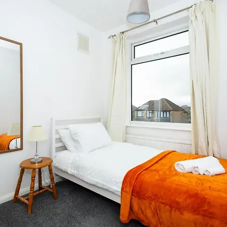 Holiday home Well Located 3 Bedroom With Free Wifi And Private Parking *