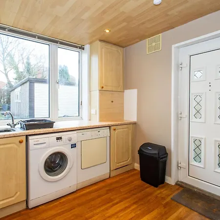 Well Located 3 Bedroom With Free Wifi And Private Parking Holiday home Leeds (West Yorkshire)