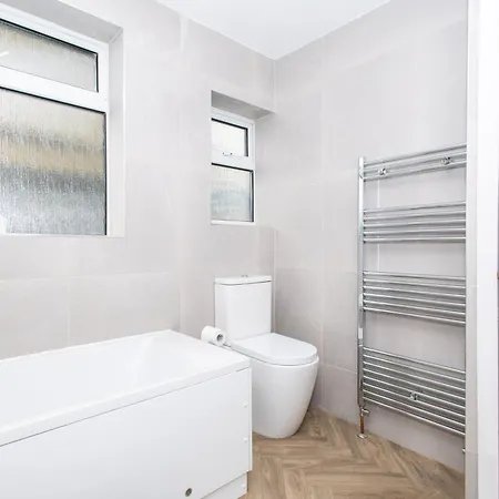 Well Located 3 Bedroom With Free Wifi And Private Parking * Leeds (West Yorkshire)