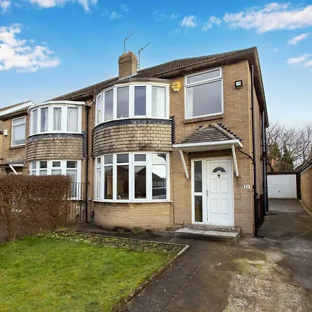 Well Located 3 Bedroom With Free Wifi And Private Parking * Leeds (West Yorkshire)